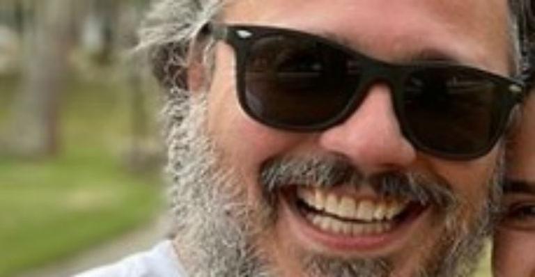 Danton Mello passa dias em spa e posa sorridente com a esposa: “Uma semana de paz”