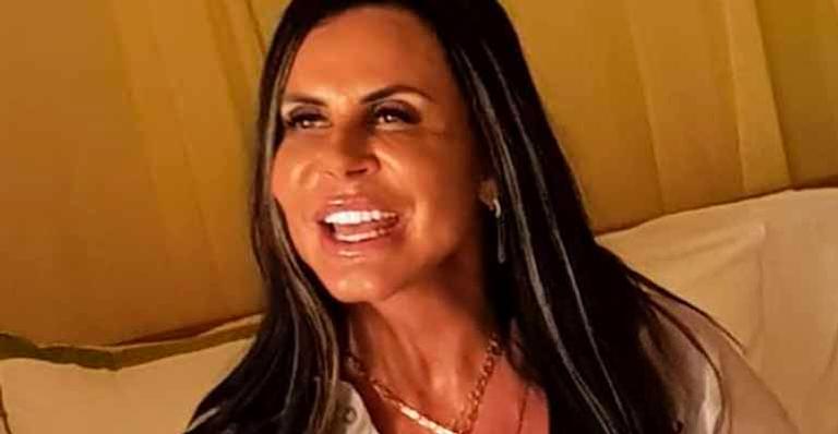 De top e minissaia, Gretchen mostra abdômen sarado e decotão: “Parece uma mocinha”