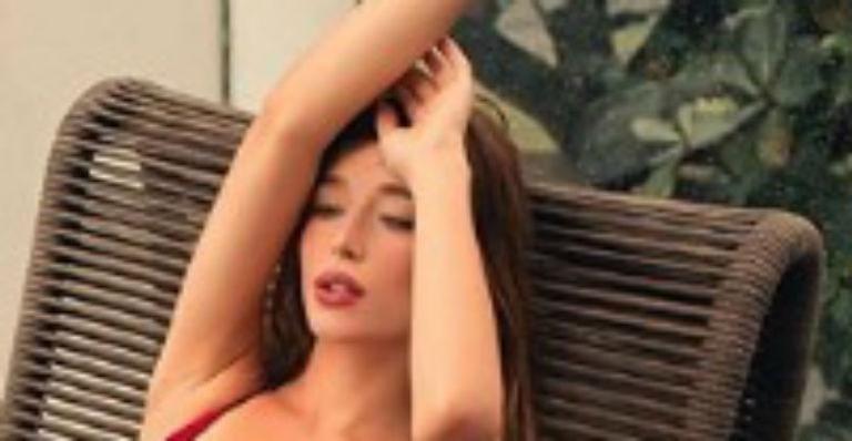 Duda Reis sensualiza ao posar de biquíni em clique e deixa web impressionada: “Que foto absurda”