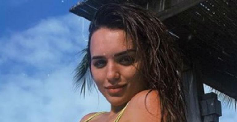 Ex-BBB Rafa Kalimann eleva a temperatura da web ao posar com biquíni cavado: “Sereiona”