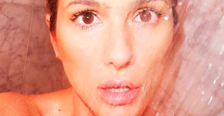 Nua, Lívia Andrade sensualiza ao registrar o banho em fotos e atrai assanhados: “Me ensaboa”