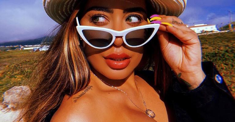 Rafaella Santos deixa pernões torneados de fora em look curtinho e grifado: ”Mulherão”