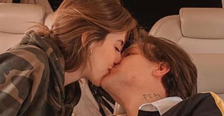 Ostentação! Saulo Poncio surge aos beijos com Gabi Brandt durante viagem em jatinho milionário