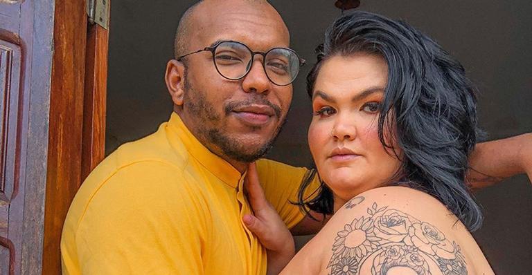 Thais Carla choca a web ao posar completamente nua com o marido na cama: “Imagem arrebatadora”