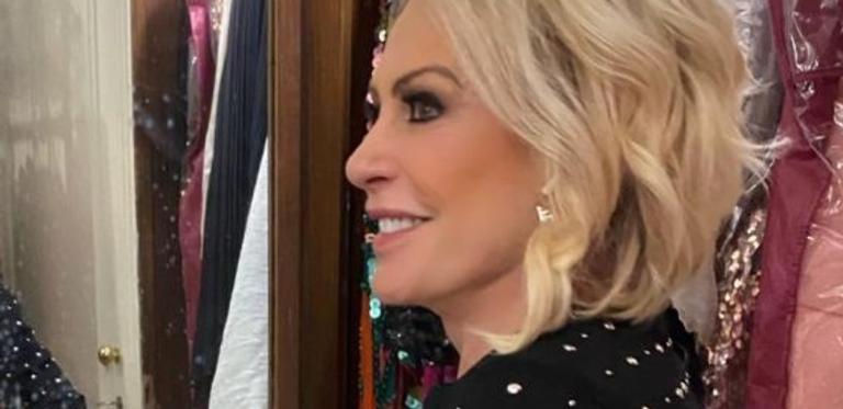 Ana Maria Braga exibe closet luxuoso e ótima forma em look justinho: ”Tá aprovado?”