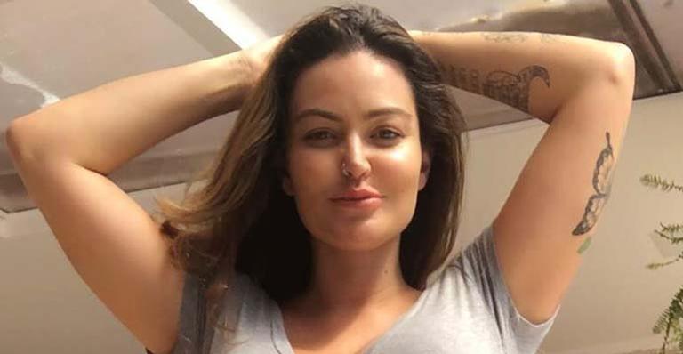 16 dias após o parto, Laura Keller posa de barriga de fora e desabafa: “Achei que perderia mais peso”