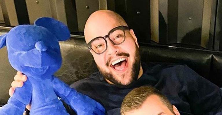 Em raro clique, Tiago Abravanel surge com o namorado gato na cama e revela apelido carinhoso