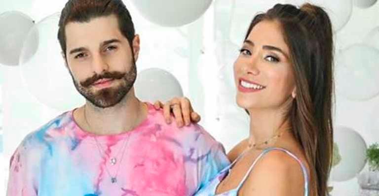 Esposa de Alok, Romana Novais mostra barriguinha de gestante em passeio pelo parque