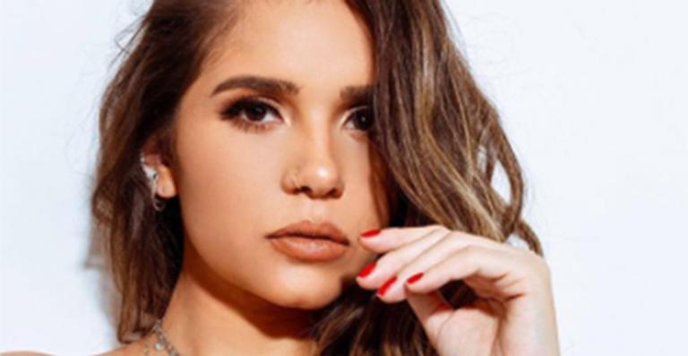 Ex-BBB Gizelly Bicalho posa com biquíni com recortes e exibe seios turbinados: “Singular”
