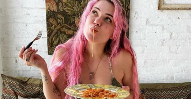 Ex-BBB Marcela Mc Gowan fala sobre pressão estética e manda a real: “Posto fotos em poses que não postaria antes”