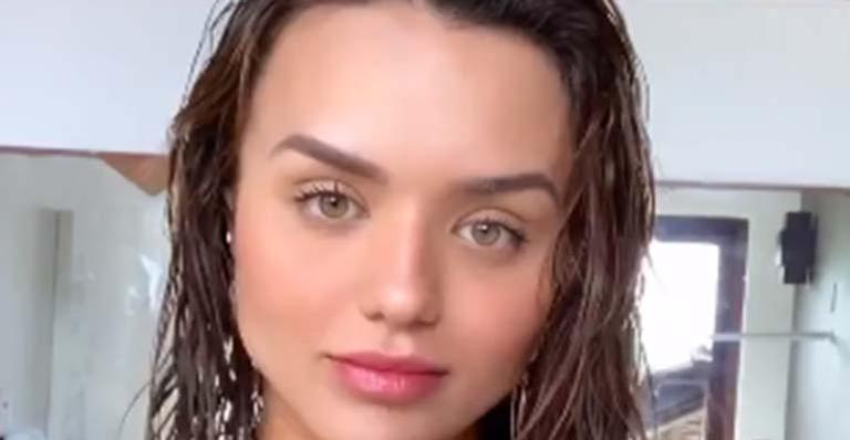 Espetáculo! Ex-BBB Rafa Kalimann combina top de amarrar com shortinho jeans em ida à praia