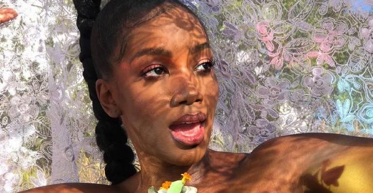 Com black power poderoso, Iza surge deslumbrante e surpreende fãs: ”Perfeição”
