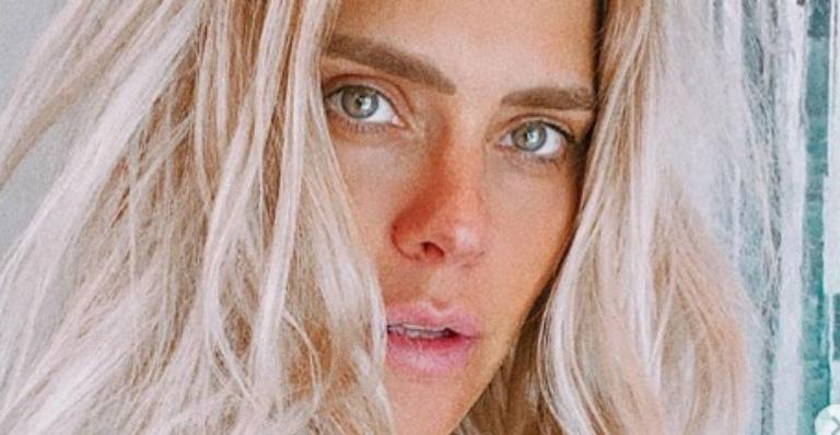Magérrima, Carolina Dieckmann surge de biquíni e ostenta abdômen sarado: “Que corpo! Deusa”