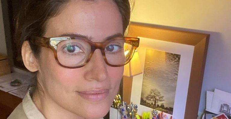 Renata Vasconcellos mostra fios brancos em clique: “Na paz”