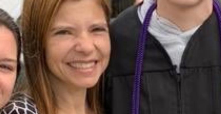 Após confusões, Rose Miriam posa com os três filhos e lamenta: ”Só faltou o papai”