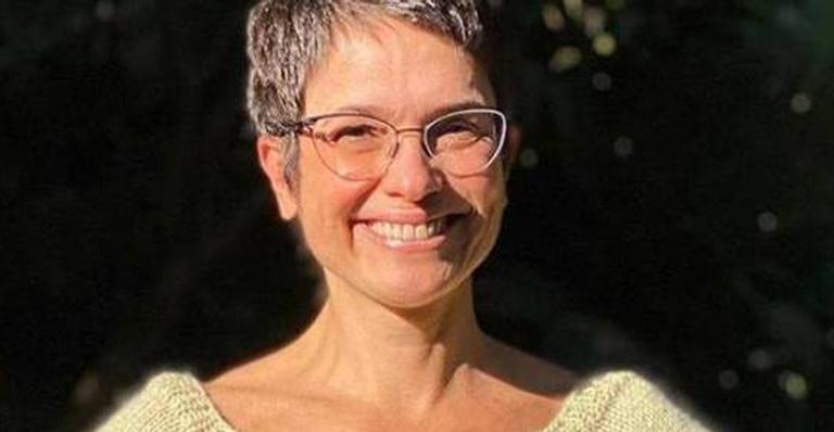 Sandra Annenberg desmancha blusa de lã que ela mesma tricotou: “Poderia ficar melhor”