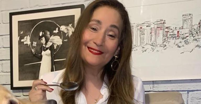 Sonia Abrão surge com visual diferente e faz comparação: “A cara da Dona Florinda”