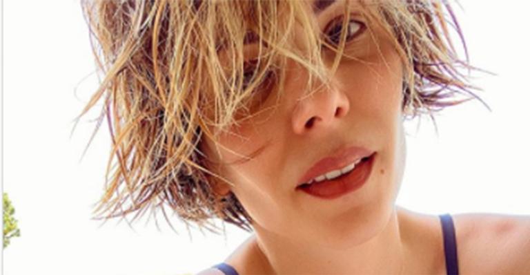 Aos 46 anos, Ana Furtado causa e publica cliques indiscretos de biquíni em sua mansão