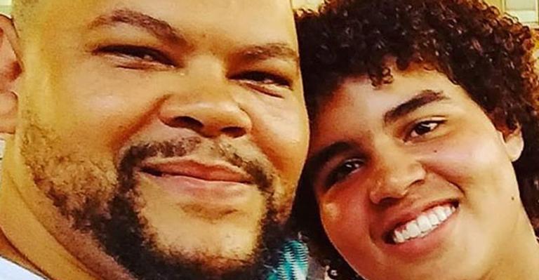 Ex-BBB Babu Santana revela que filho já foi atacado por usar batom: “Meu pai usa”