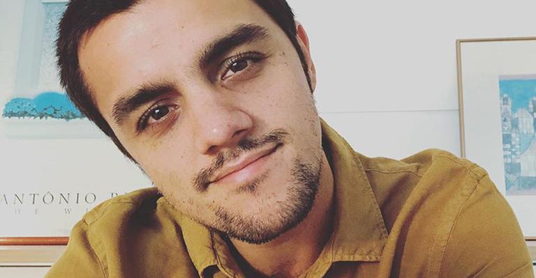 Felipe Simas encanta a web com clique inédito do filho caçula: “Transparece amor”