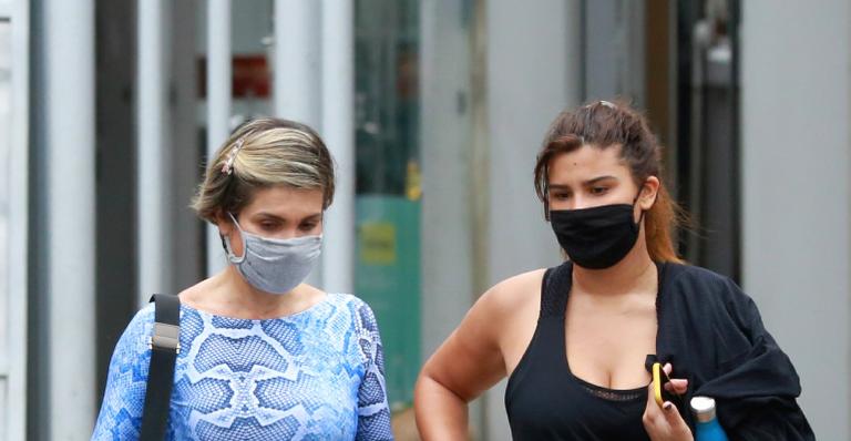 De máscara, Flávia Alessandra e Giulia Costa mostram boa forma ao deixarem academia