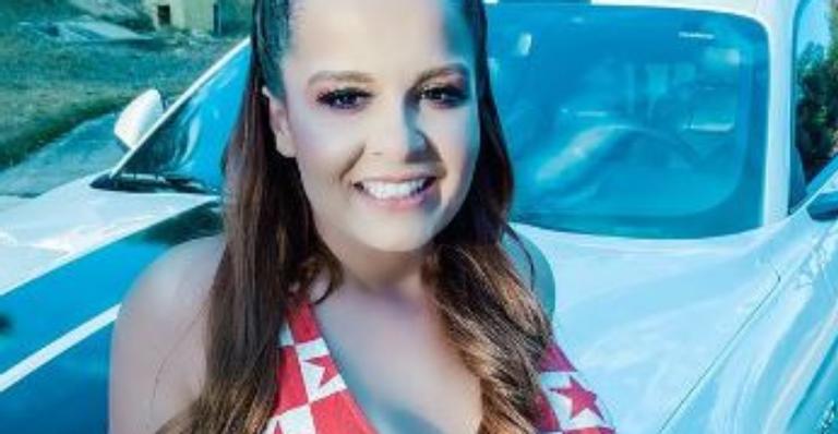 Maiara sensualiza de biquíni na piscina, ostenta seios fartos e quase mostra demais