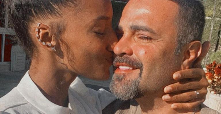 Na praia, Rodrigo Phavanello mostra clique do bumbum da namorada e ironiza: “Juntos e empanados”
