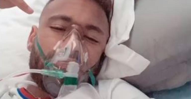 Susto! Neymar Jr. surge fazendo inalação e deixa fãs apreensivos com mensagem: ”Se cuidem”