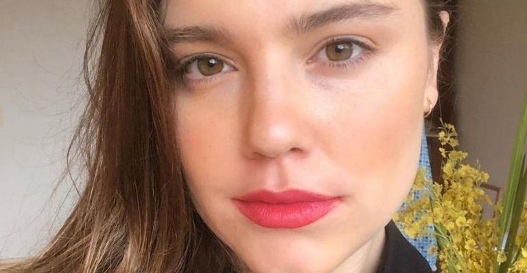 Alice Wegmann posta clique natural e encanta web: “Reaprender a passar batom”