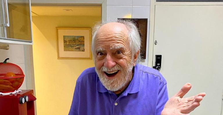 Bem humorado, Ary Fontoura celebra sexta-feira em casa com direito a vinho