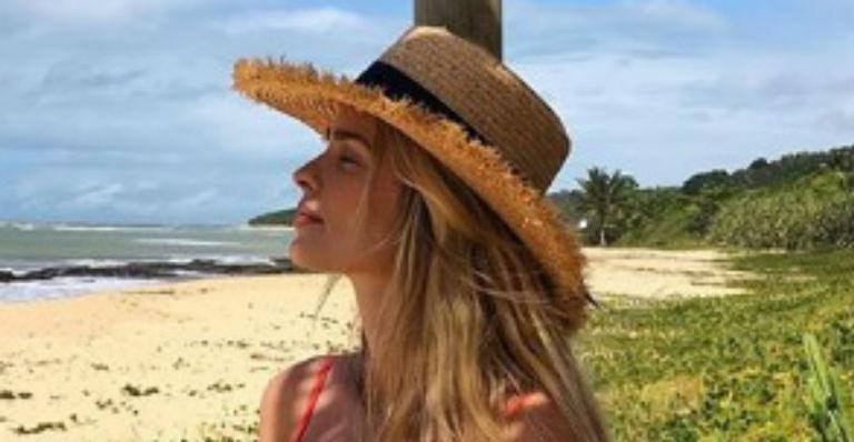 Belíssima, Yasmin Brunet eleva a temperatura da web ao surge de biquíni nas redes: “Mulher mais bonita do mundo”