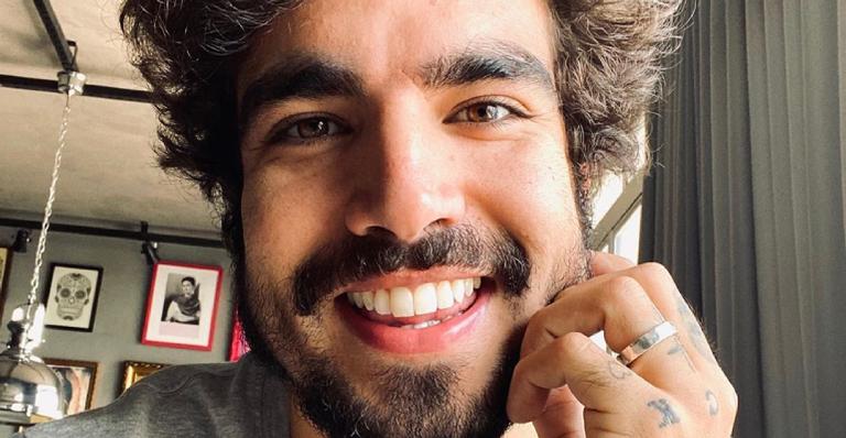 Caio Castro posa dentro de closet e número de roupas e malas chama atenção