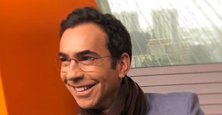 Não tá fácil! César Tralli é flagrado com cobertor nos bastidores da TV Globo: “Sexta gelada”