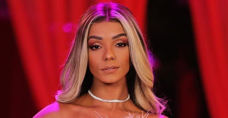 Exibindo barriga chapada, Brunna Gonçalves dá show de autoestima: “Me amando”