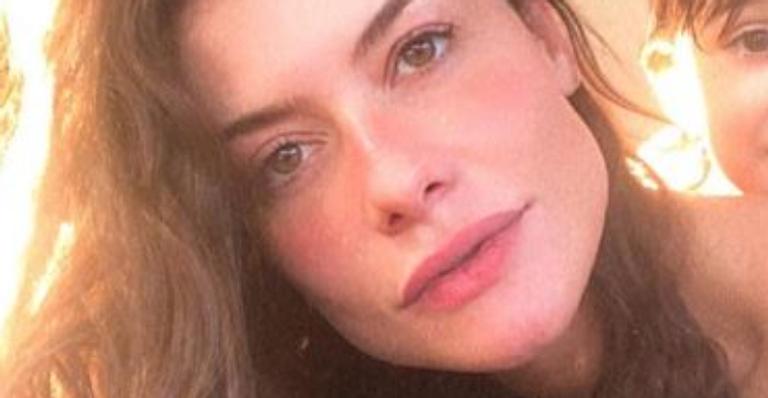 Fofura! Alinne Moraes flagra filho em momento travesso e semelhança impressiona