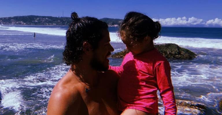 Explosão de fofura! José Loreto toca piano para a herdeira e encanta fãs