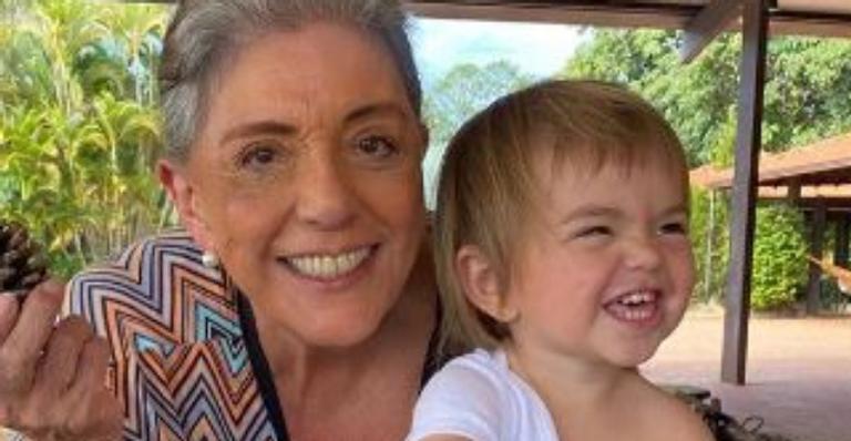 Leda Nagle recebe visita da neta, Zoe Sato, durante a quarentena e se emociona: ”Estou boba”