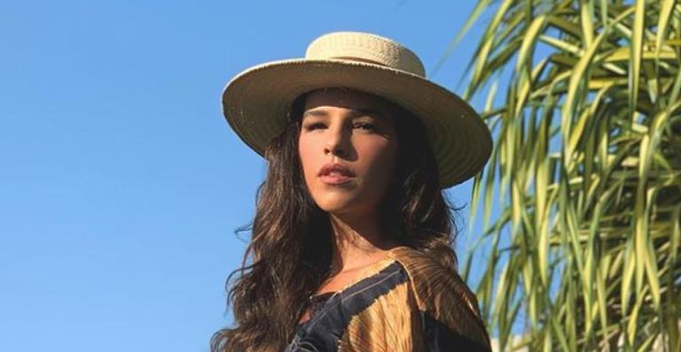 Mariana Rios puxa maiô no limite e ostenta pernões torneados em dia de praia