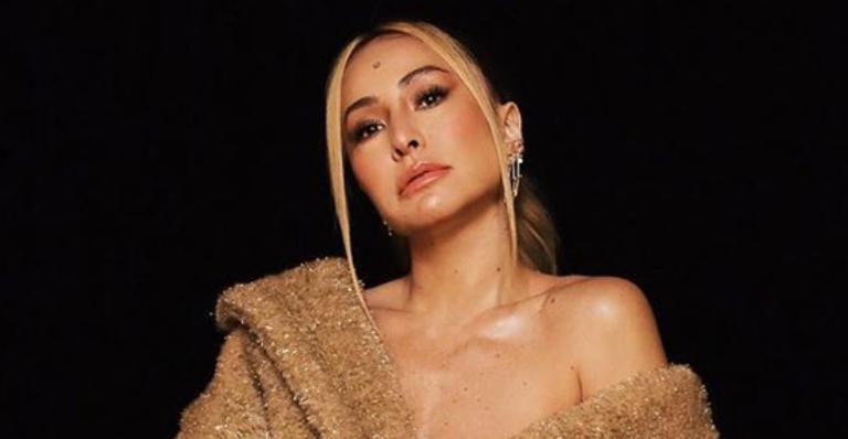 Sabrina Sato abre roupão luxuoso até o limite e deixa fãs babando em seu físico sarado