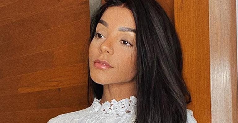 Esposa de Ludmilla elege look sofisticado e bolsa de grife para chá revelação: “Gostaram?”