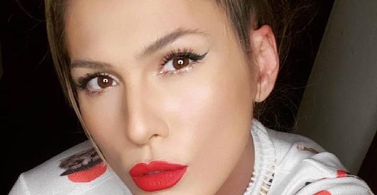 Lívia Andrade causa ao posar sexy nas redes sociais e fã brinca: “Esqueceu a parte de baixo?”