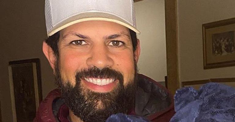 Sorocaba posa com o filho nos braços e esposa reconhece: “Ele é a cópia do pai”