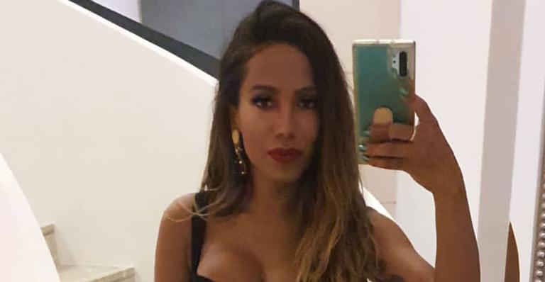 Haja fôlego! Anitta coloca salto alto e vestido com recortes para noitada com jogador de futebol