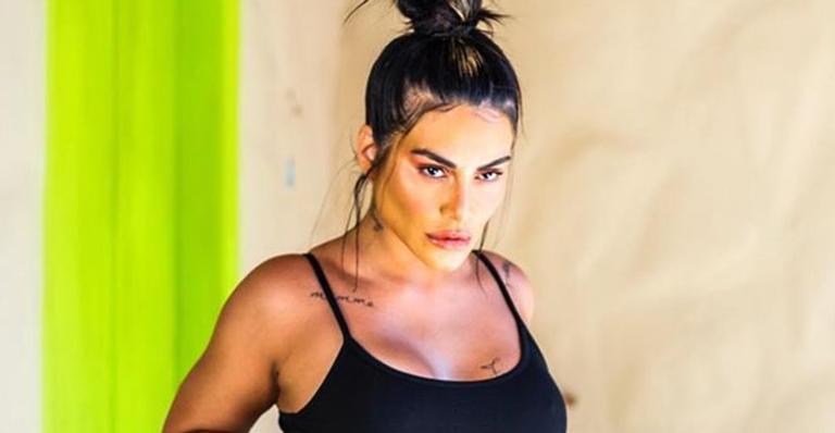 Cleo causa nas redes sociais, puxa a calça legging e marca tudo em clique ousado: “Sem condições”