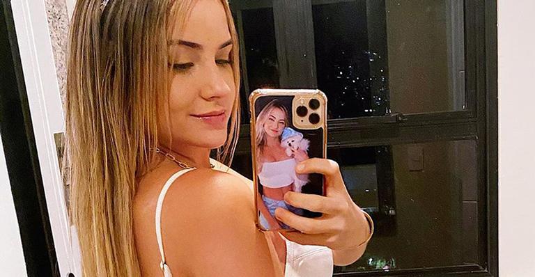 Ex-BBB Gabi Martins surge com vestido branco coladíssimo e deixa fãs em dúvida: “E a calcinha?”