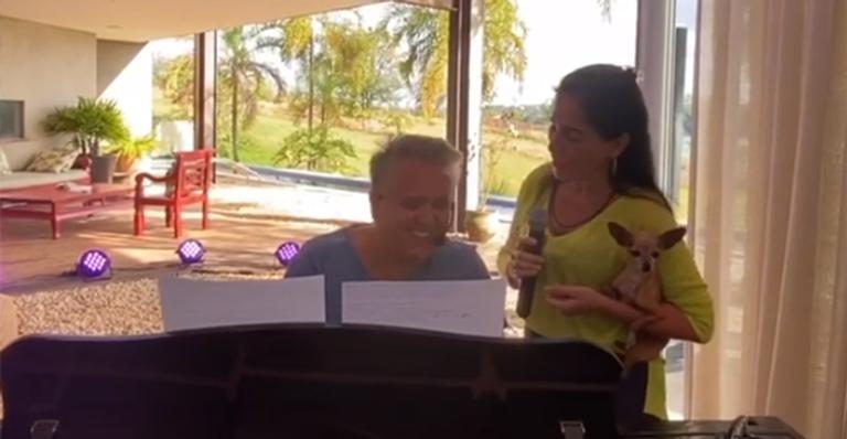 Na mansão do casal, Gloria Pires ganha declaração de Orlando Morais: “Amor eterno”