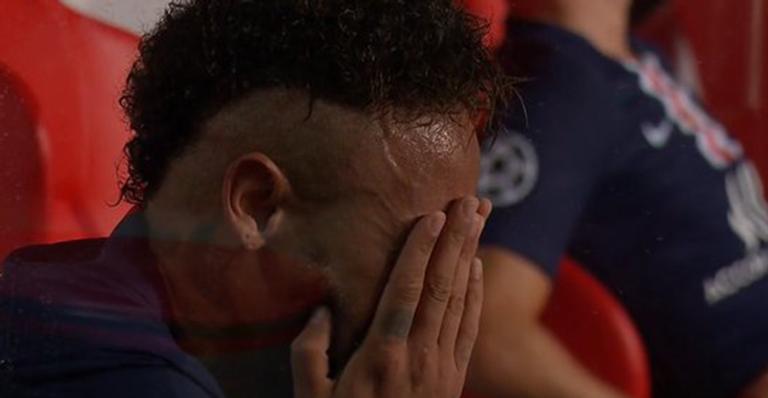 Desesperado, Neymar chora e é consolado por companheiro após perder o título da Champions