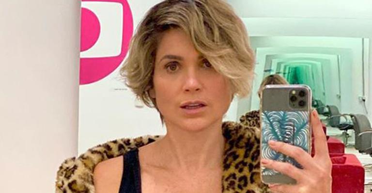 No camarim da Globo, Flávia Alessandra abre o casaco e publica cliques sensuais: “Normal ou ousada?”
