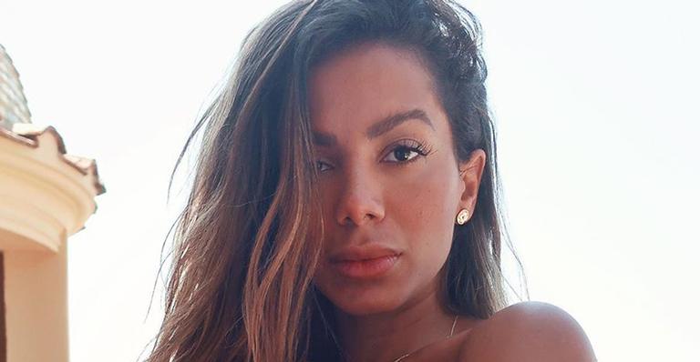 Anitta exibe corpão em look ousado durante passeio de lancha na Espanha