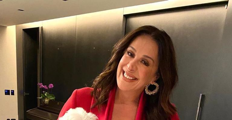 Aos 53 anos, Claudia Raia dispensa maquiagem e filtros e surge em clique natural